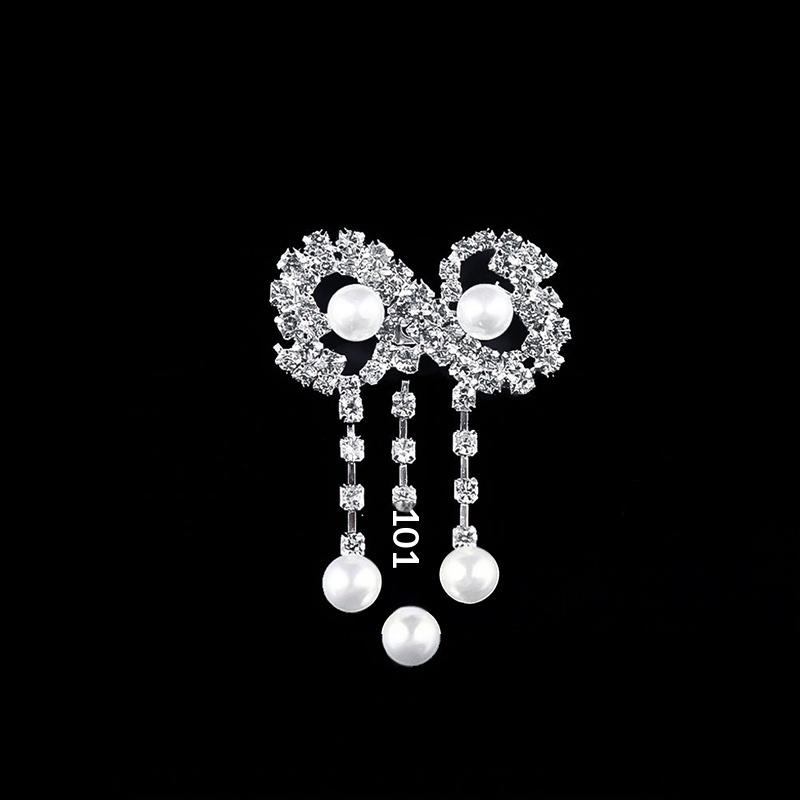Crystal Bowknot Brooch Charming Women Lapel Pin Gorgeous Rhinestone Sweater Suit Accessory for Special Gatherings