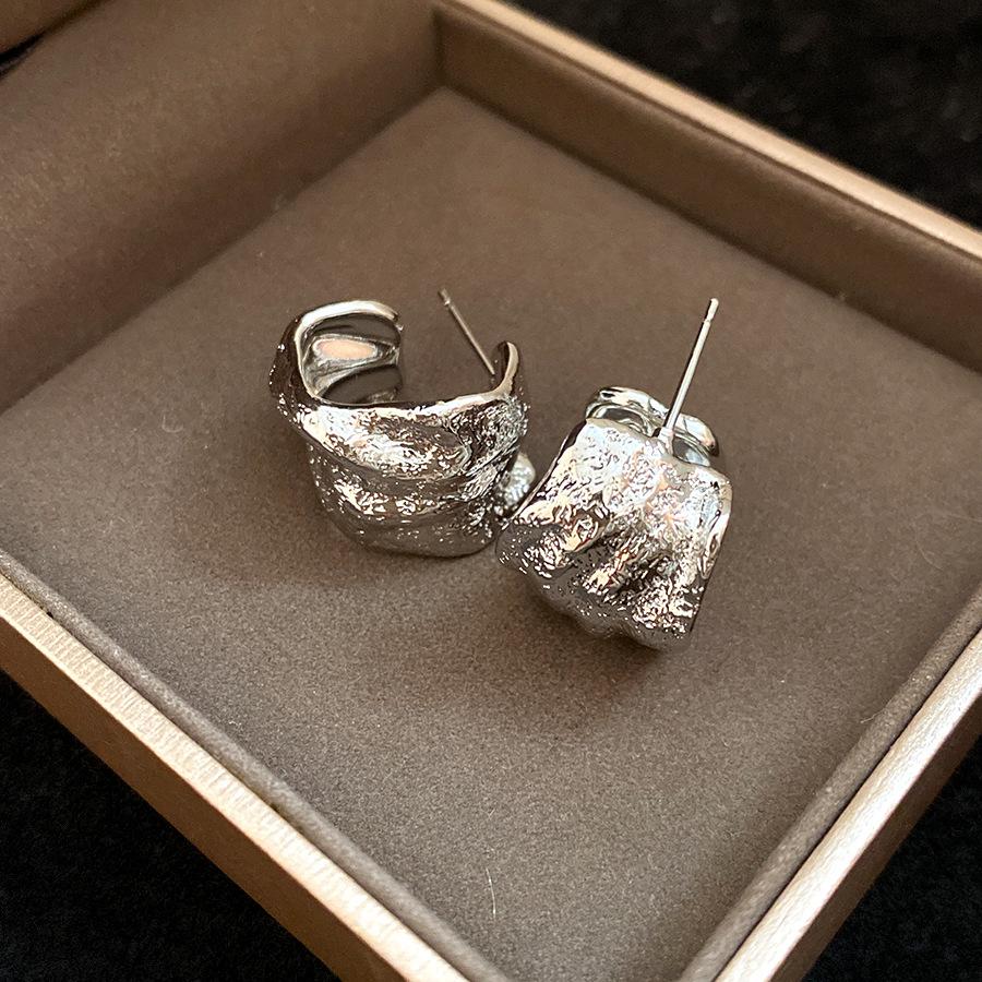 European and American silver needle pleated C-shaped stud earrings retro individual cold wind earrings light luxury high-end earrings