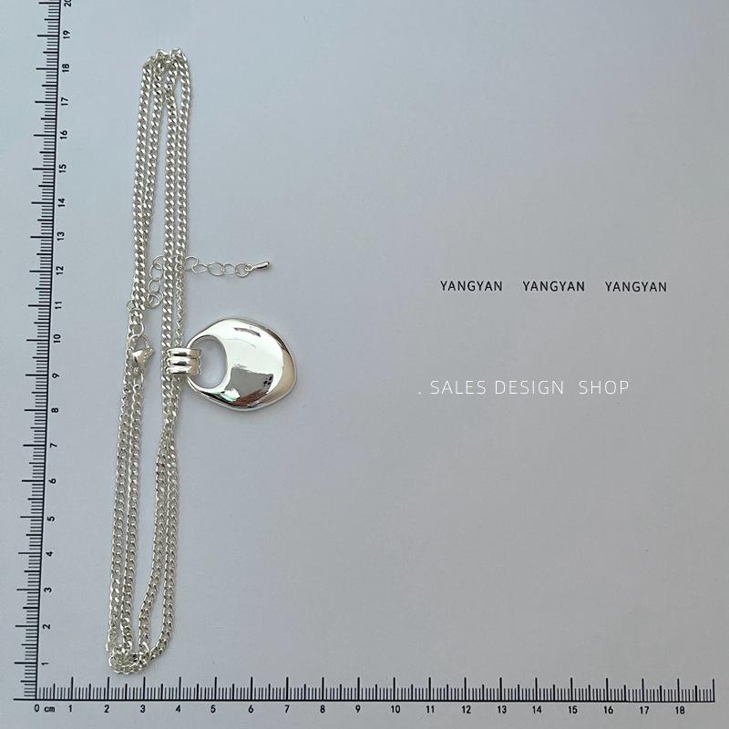 Japanese & Korean Bloggers' Trend: Saddle Bag, Necklace, Light Luxury Niche Sweater Chain, Simple High-End Accessories.