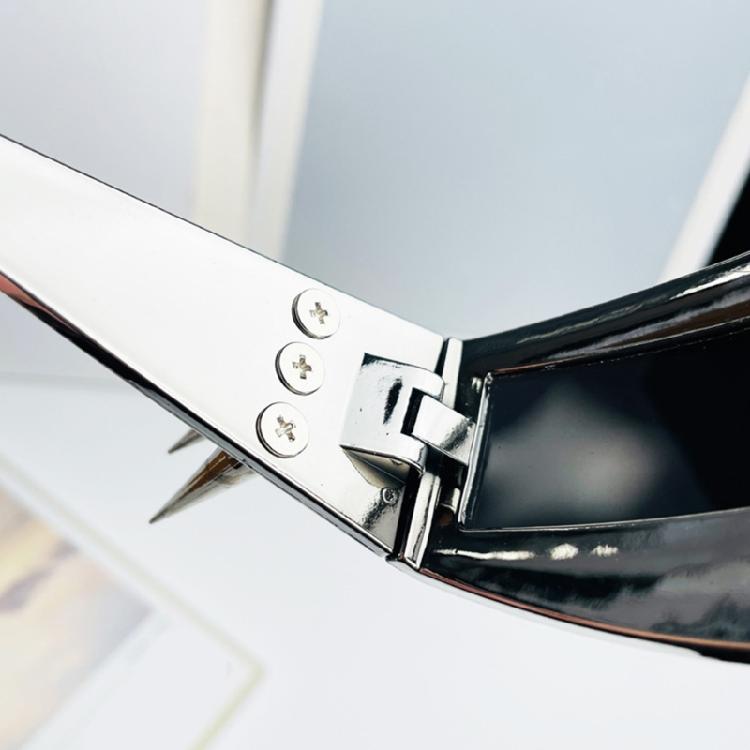 Mutige Punk-Style Sonnenbrille mit Nieten-Detail PC-Rahmen Sonnenfilter Unisex Augenschutz Ausrüstung für Damen und Herren