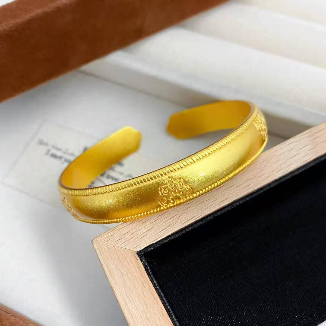 

Gold Brushed Bracelet: A Thousand Li of Rivers and Mountains - Chinese Retro Lotus Ruyi Cloud Bangle