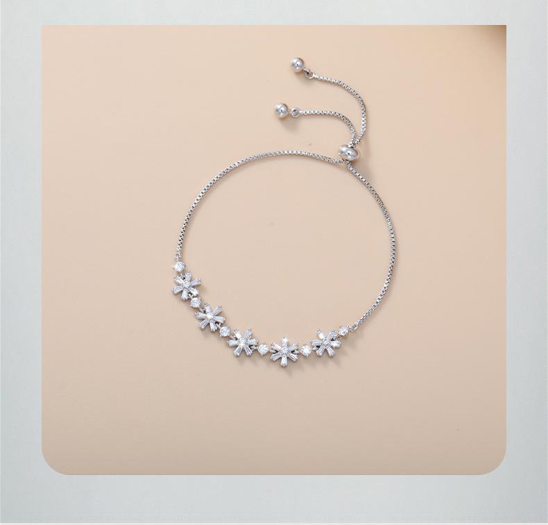 Zircon Snowflake Pull-out Bracelet: Elegant Women's Niche Design
