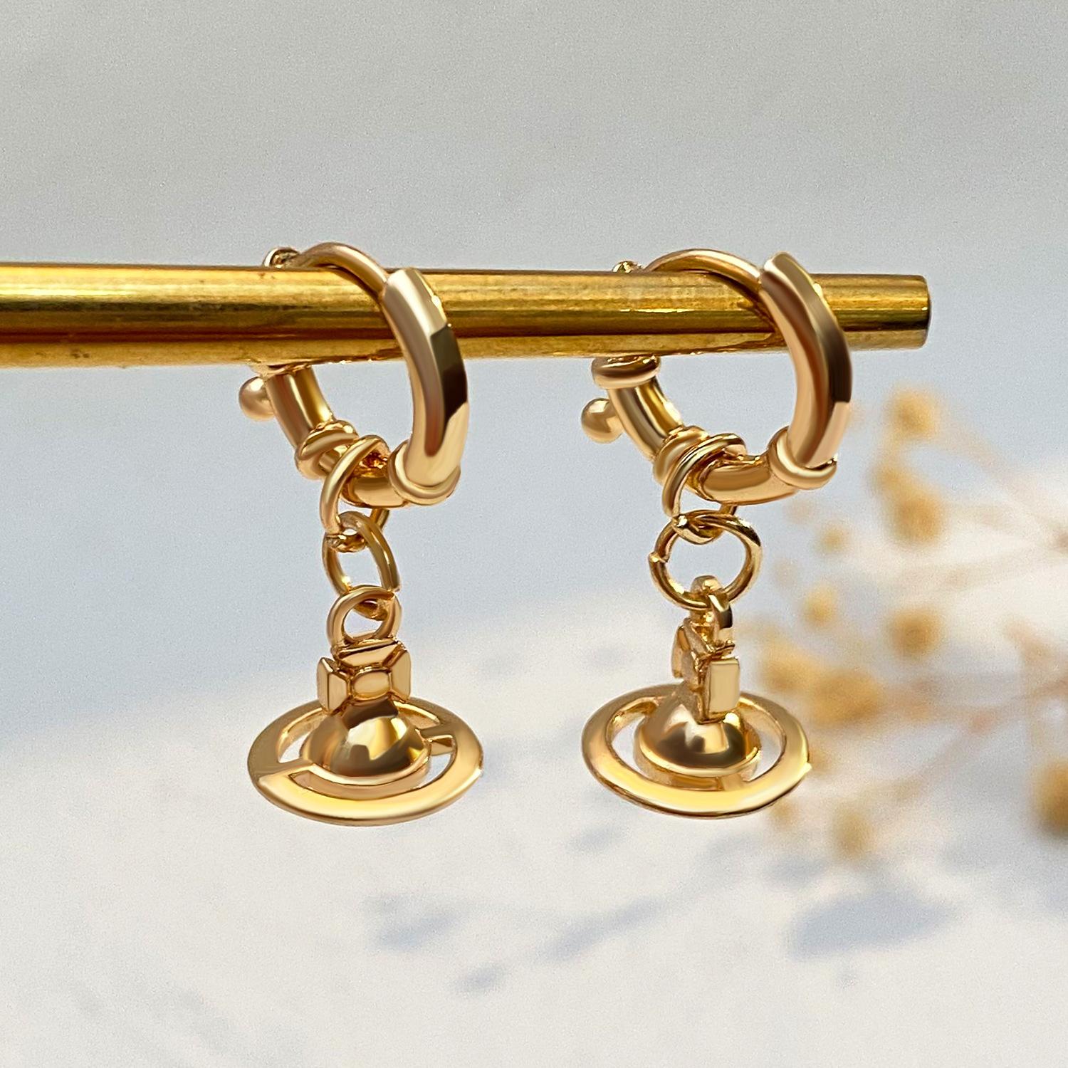 

Минималистичные персонализированные трехмерные серьги-клипсы в виде Сатурна для женщин 1 pcs