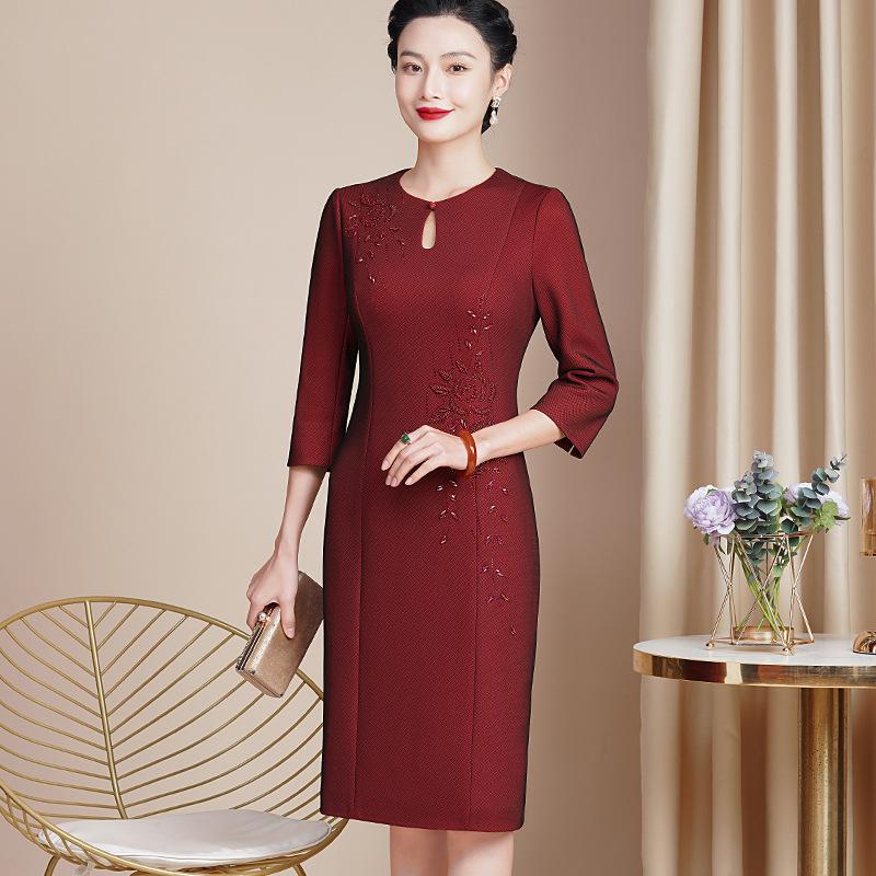 Wine Red Qipao: Spring Wedding Banquet Dress for Mothers, High-End, Three-Quarter Sleeve, Slimming Fit