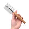 Peigne à puces en acier à manche en bois: Outil de toilettage pour animaux de compagnie pour chiens et chats pour enlever les poils morts avec une conception à dents fines.