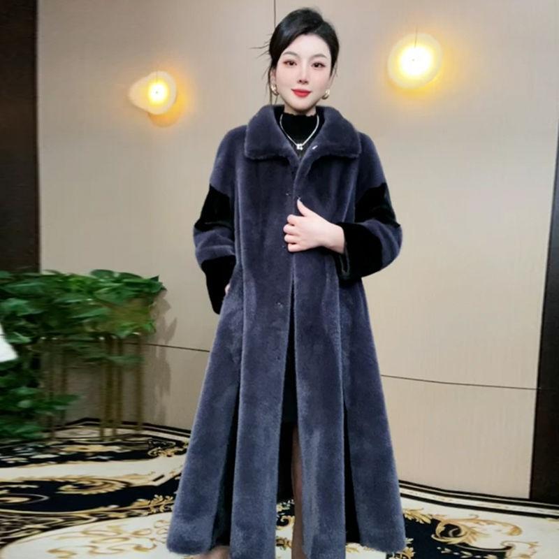 

Зимой пожилая мать носит пальто из искусственного меха для женской моды выше колена с воротником-стойкой, и длинный мех интегрирован. M