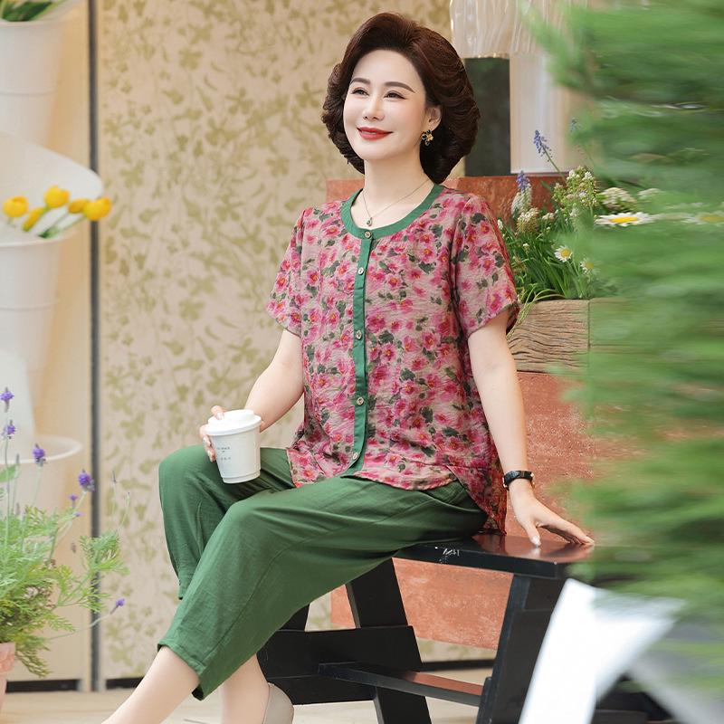 

Stylish Women s Plus Size Summer Suit: Short-Sleeve Cardigan & Two-Piece Set for Middle-Aged & Elderly 3XL (120-135 jin)