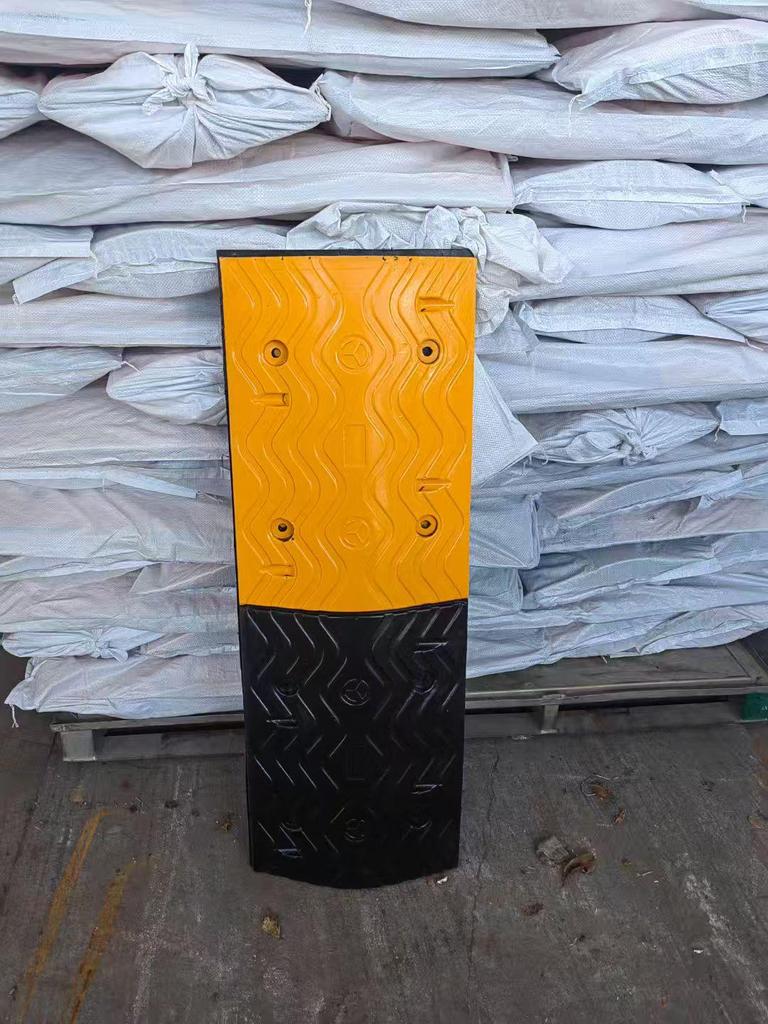 Rubber Speed Bump Curb Ramp Mat for Road, Parking, and Doorway Use