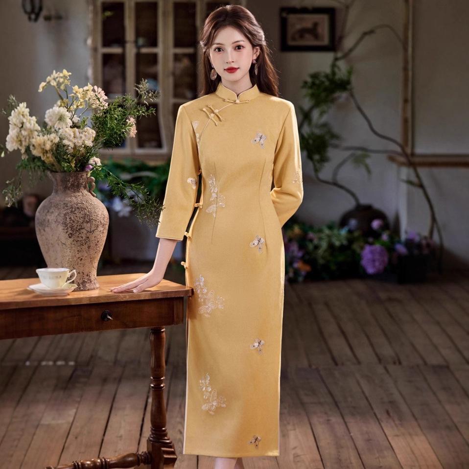 1011 autumn new cheongsam yellow embroidered butterfly long cheongsam retro slim side buckle stand-up collar cheongsam of the Republic of China