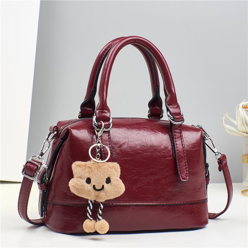 Classic Fashionable Handbag With Durable Polyester Lining And Inner Zipper Pocket красный