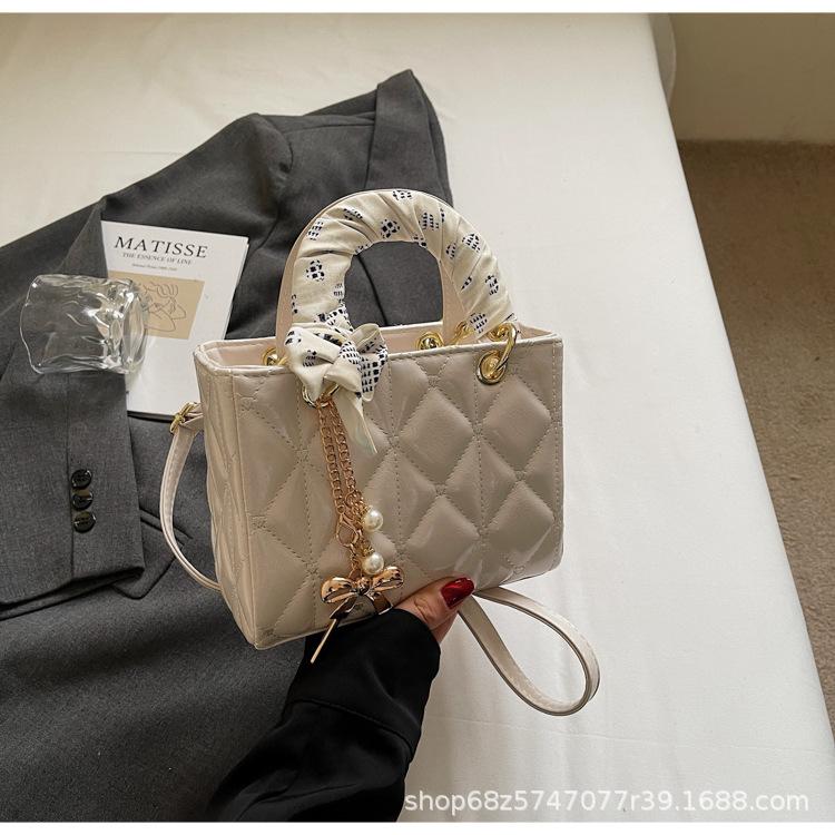 2025 new light luxury high-end small fragrance bag fashionable and versatile one-shoulder crossbody bag Lingge hand-held concubine bag