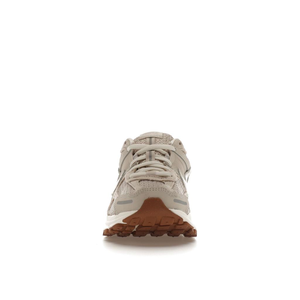 Nike Air Zoom Vomero 5 Light Orewood Brown Sail Argento Metallico Gomma Marrone Medio Donna FZ3780-101
