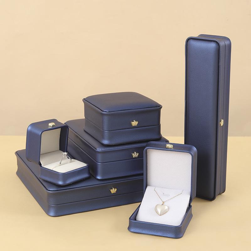 Коробочка-раскладушка: Шкатулка для украшений из шлифованной кожи для кулонов, браслетов и длинных цепочек.