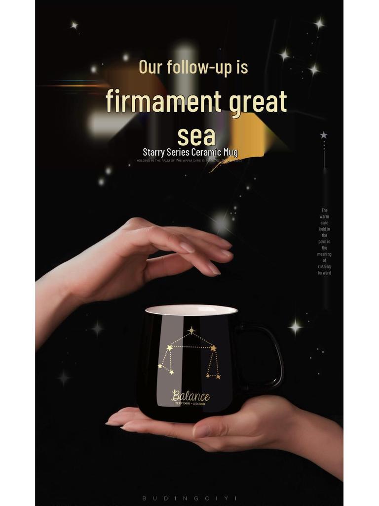 Spersonalizowany ceramiczny kubek do kawy z pokrywką i łyżeczką - Świąteczny wzór dla par