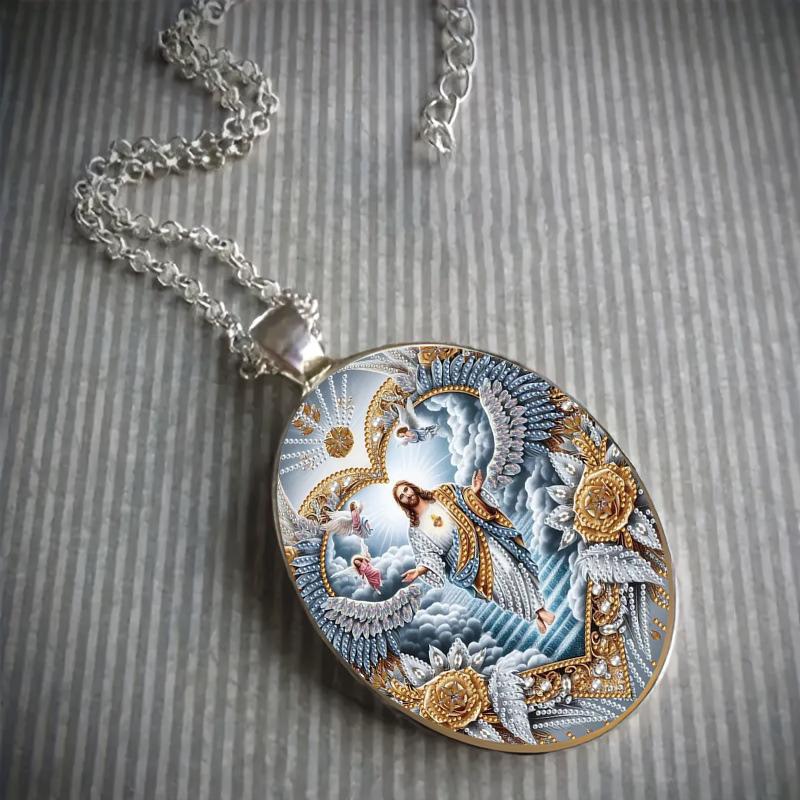A vintage Jesus like pendant Christian Jesus time gem glass pendant necklace suitable for men and women to wear everyday