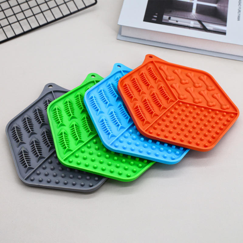 Silicone Square Shape Dog Slow Feeder Lick Mat with Suction Cup for Anxiety Relief and Calming Bathing Pets Bowls