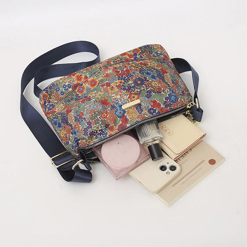 Wszechstronna i modna damska torba z kwiatowym nadrukiem, odpowiednia jako torba dla mamy. To tkanina Oxford, wodoodporna, na jedno ramię