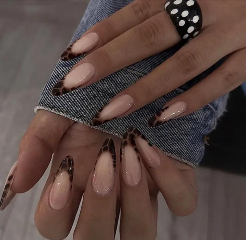 Hochwertige tragbare künstliche Nägel im Mandel-Nude-French-Stil – mittellange und lange Nagelspitzen
