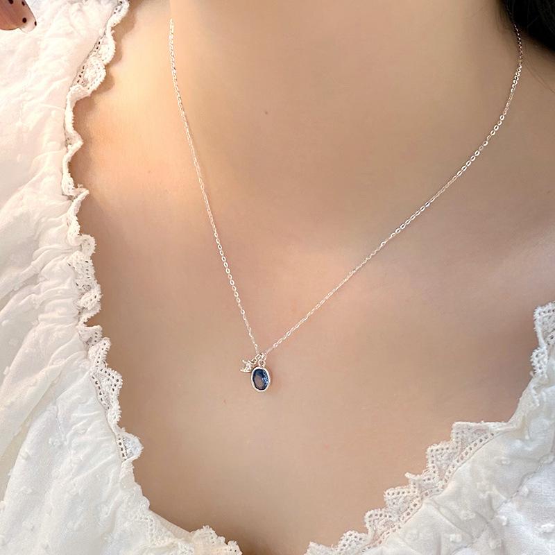 Petit Design Court avec Gouttes d'Eau Bleues et Collier Diamant, Encart Haut de Gamme Clavicule
