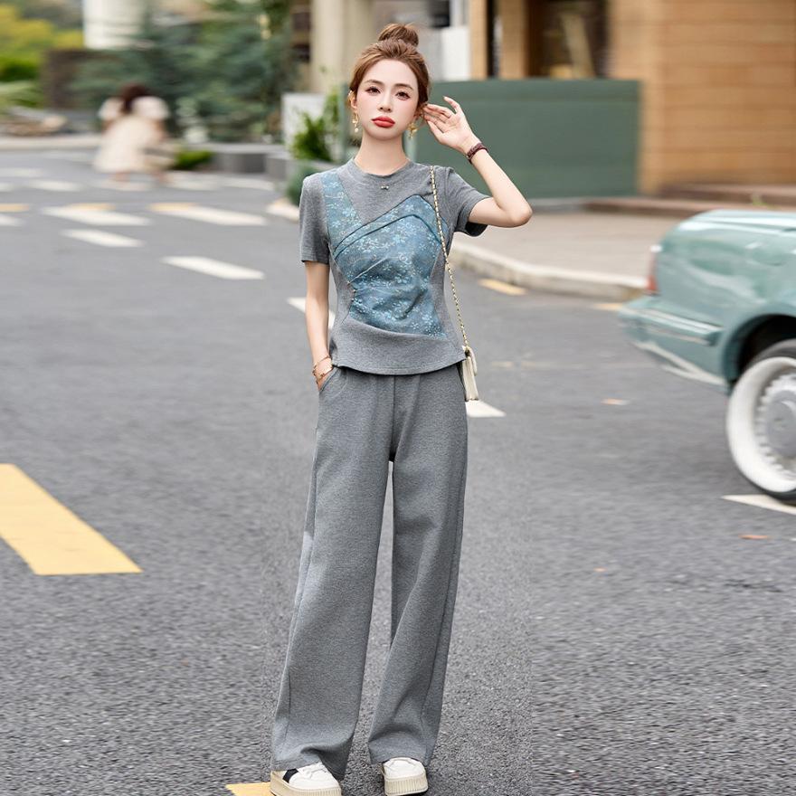 

Европейский серый повседневный спортивный костюм женский летний новый модный омолаживающий футболка с коротким рукавом и принтом брюки клеш комплект из двух предметов XXL
