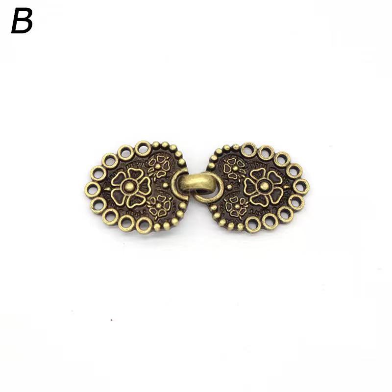 Retro Chinese Alloy Shawl Clip: Creative Hollow Scarf Buckle, Double Sweater Clip Brooch Travel Accessory.