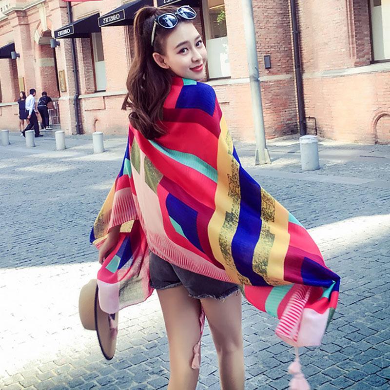 Letní foto z cesty k jezeru Qinghai v etnickém stylu červené slané jezero Chaka velký šátek hedvábný šátek pouštní teplý šátek dámský