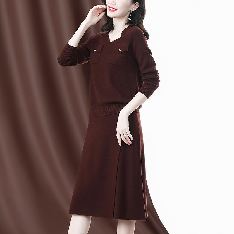 Korean Style 2025 Temperament Knit Set: Slimming Two-Piece Autumn Fashion for Women.