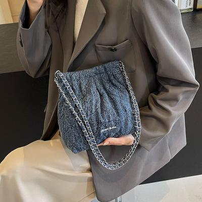 Borsa a tracolla con tracolla a catena in denim da donna