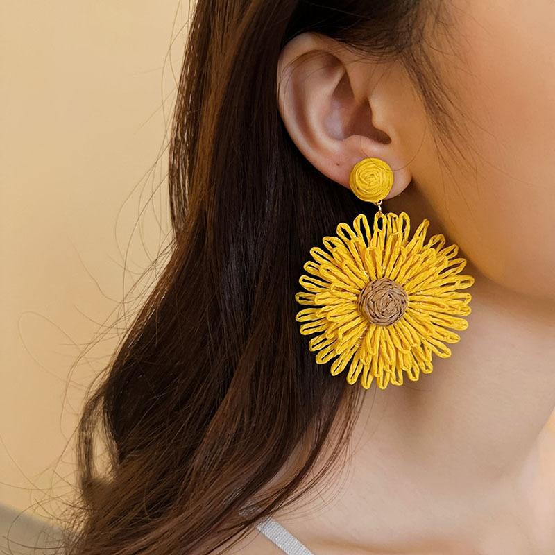Small fresh yellow mesh flower earrings summer sweet light luxury stud earrings vacation style high-end earrings
