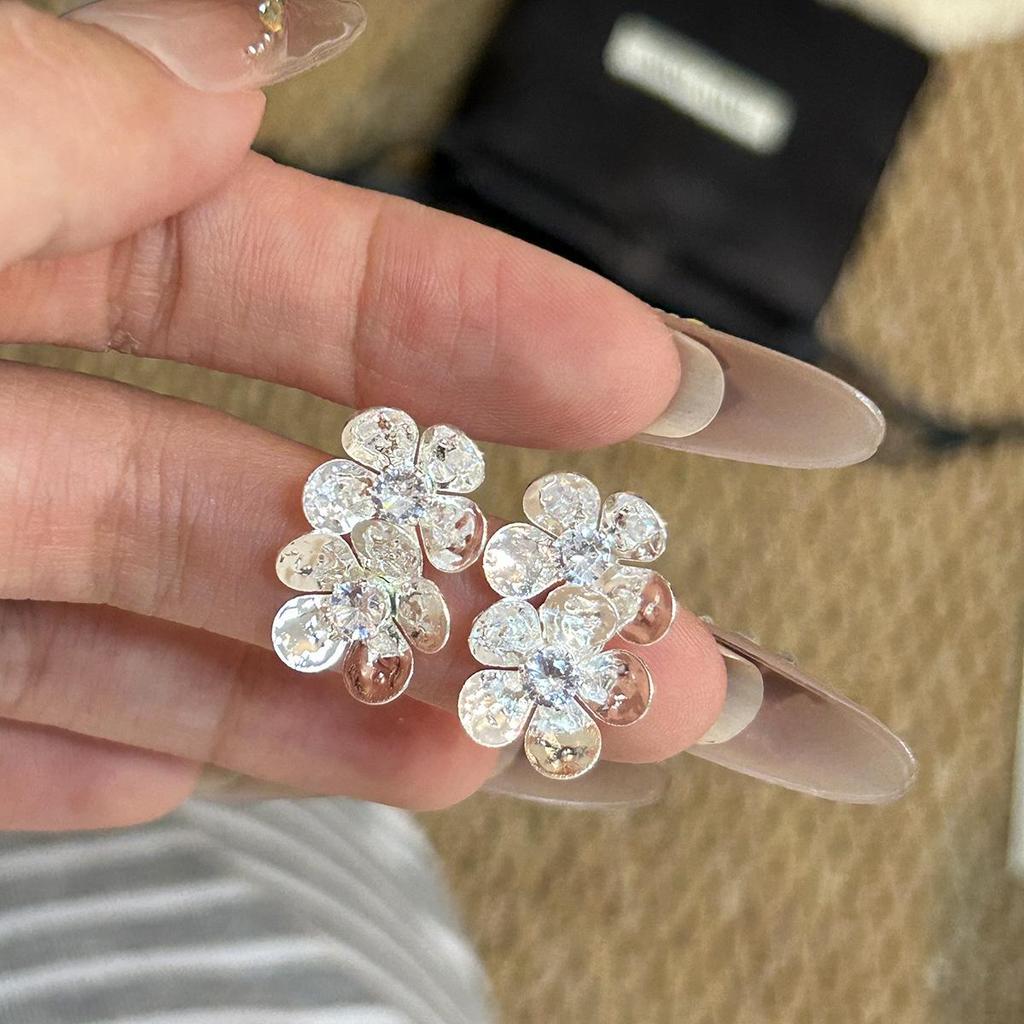 Exaggerated 3D Flower Pearl Earrings: Light Luxury, High-End Metal Style Studs