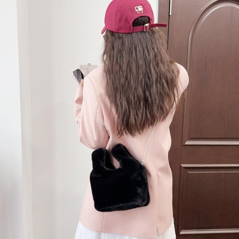 Luxury Fur Handbag Women Vest Design Soft Plush Crossbody Bag Thin Metal Chain Shoulder Bag Korean Winter Party Bag Coin Purse