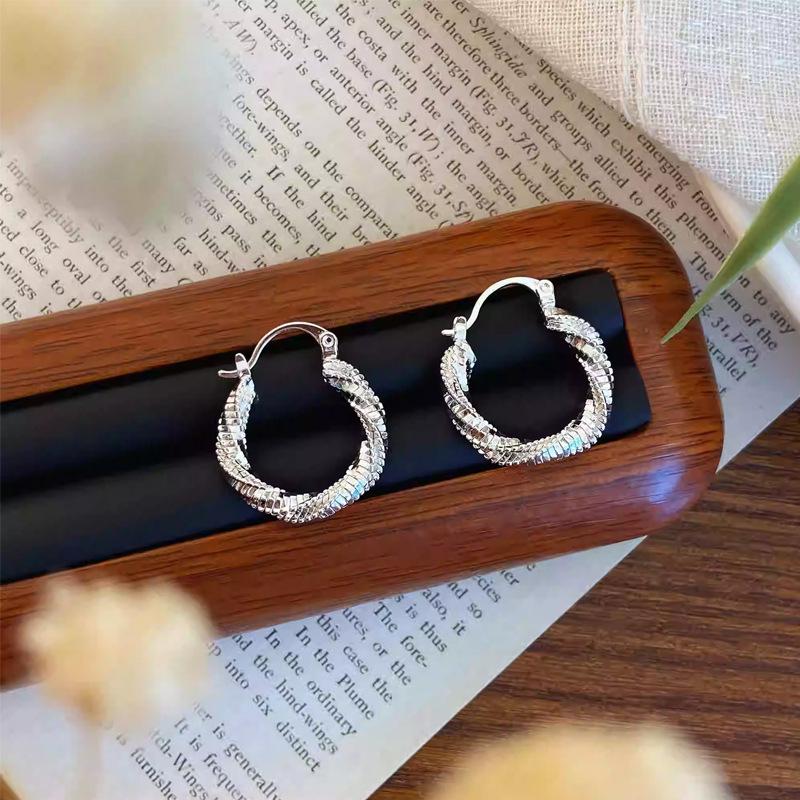 Silver Needle Geometric Heart Hoop Earrings - Retro & High-End Style for a Bold Look