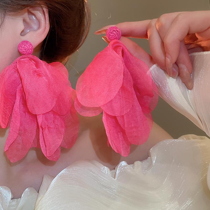 Boucles d'oreilles bohèmes roses à fleurs de perles de rocaille et pompons de perles