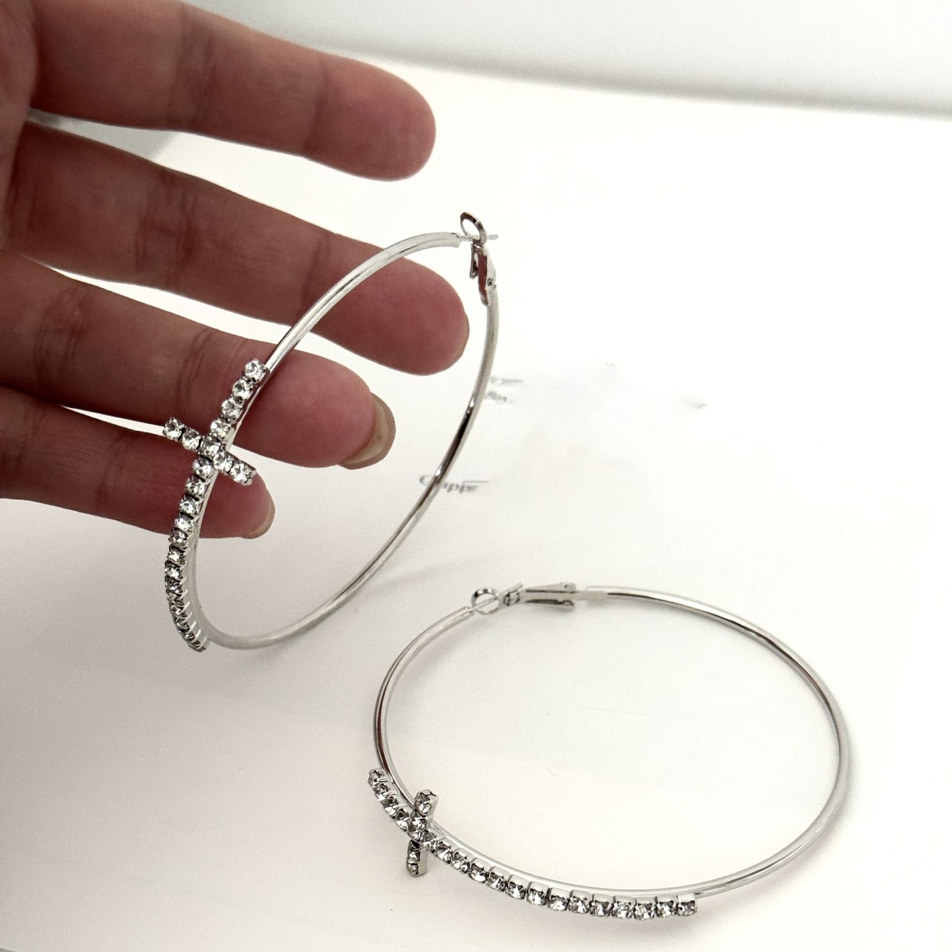 Серьги-крестики с бриллиантами, изысканные серьги высокого класса, нишевый темперамент, модные универсальные серьги для женщин