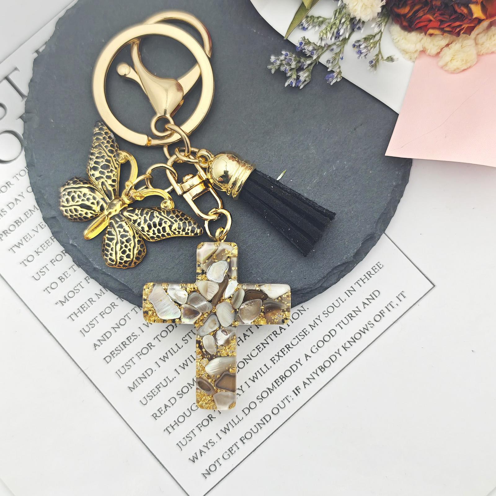 

Стильный брелок-подвеска в виде креста из эпоксидной смолы