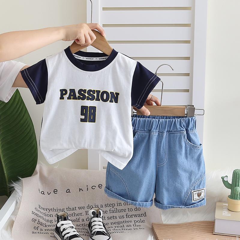 

Комплект для мальчиков Детский комплект из двух предметов с короткими рукавами Круглый вырез Футболка с цветными буквами Повседневные джинсовые шорты S синий