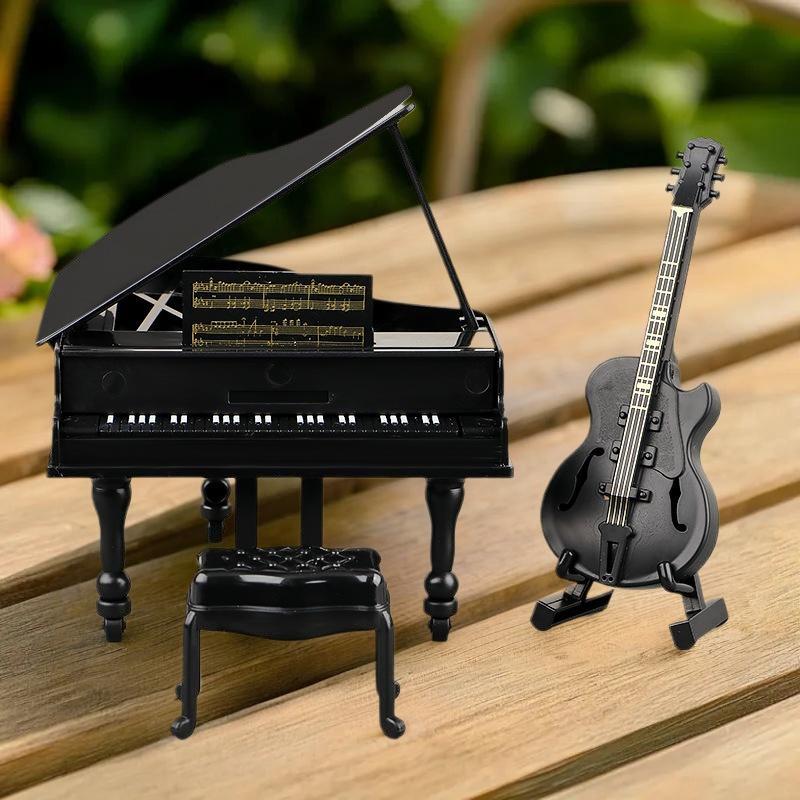 3 Pezzi Strumenti Musicali Miniatura Oggetti di Scena Casa delle Bambole Pianoforte a Coda Mobili Chitarra Violoncello Modello Accessori per Bambole Ornamenti di Simulazione