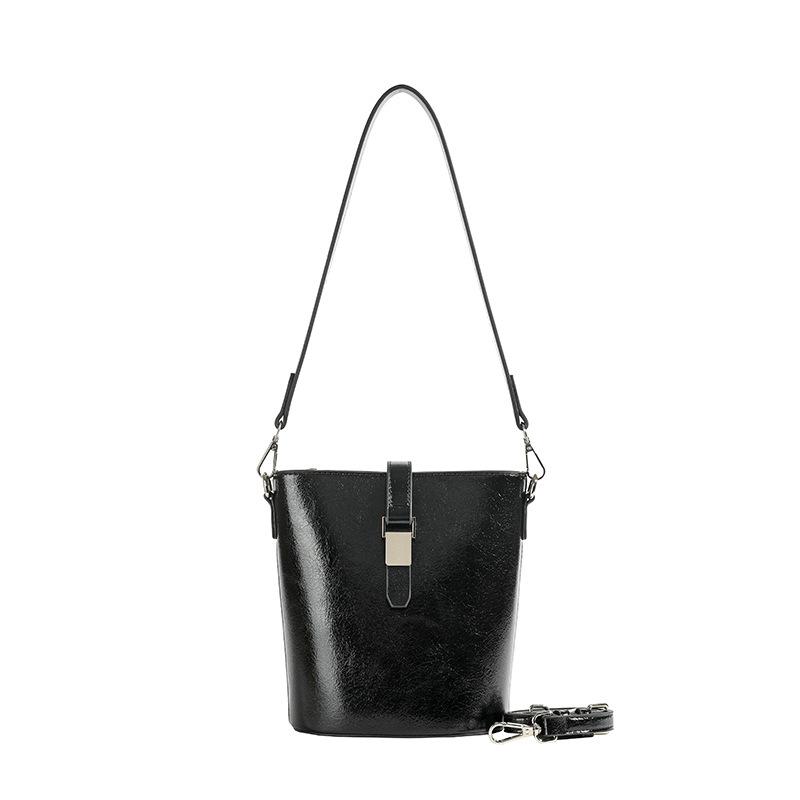 Temperament retro autumn and winter fashion portable bucket bag high sense PU solid color commuting versatile Maillard messenger women's bag