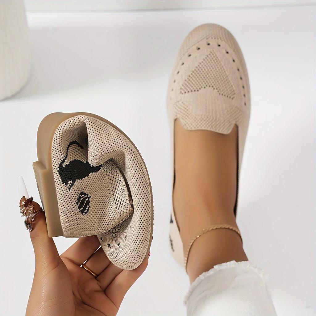 Large-sized Round-toe Flat-bottomed Flying Woven Shoes for Women, Casual Sports Shoes with Cat Patterns