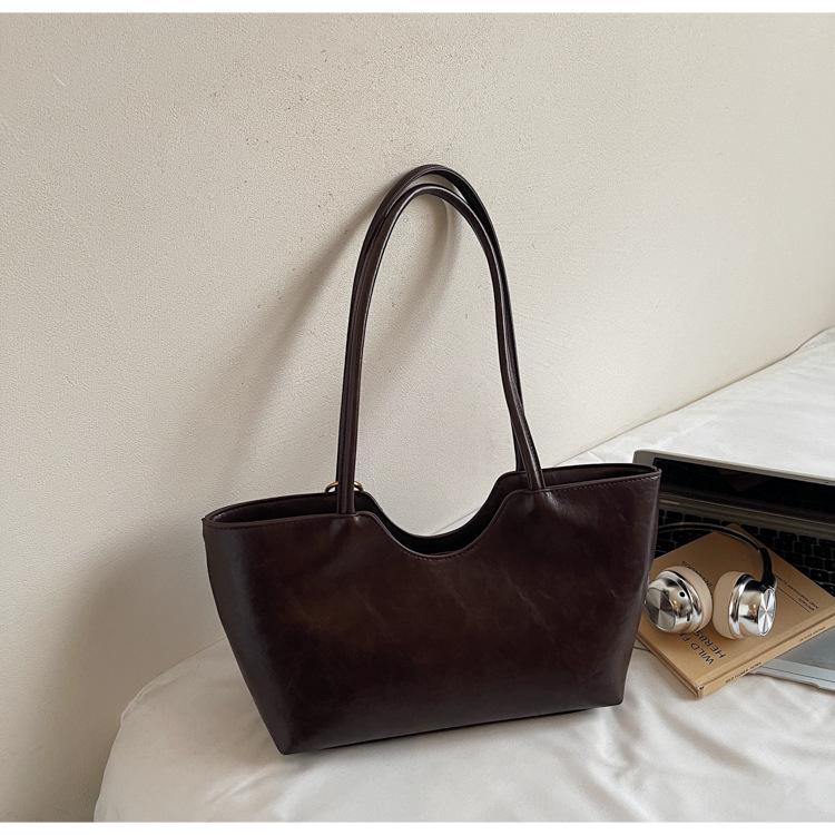 Large-capacity commuter tote bag women's 2025 autumn new retro handbag fashionable shoulder armpit bag