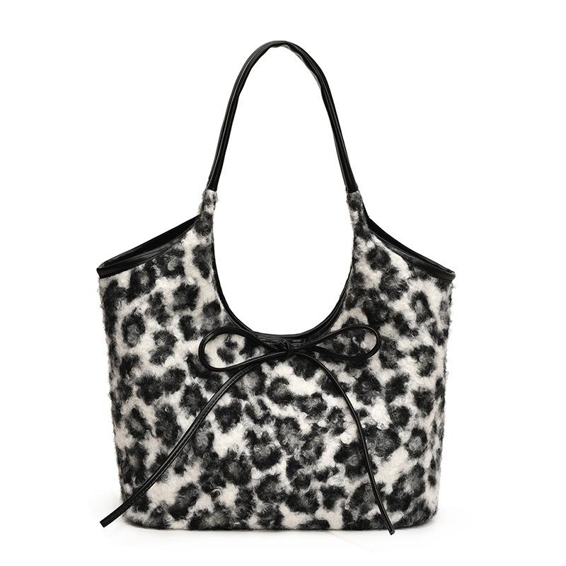 Premium Sense Versatile Shoulder Bag Large Capacity Commuter Bag Winter Popular Leopard Print Tray Extra Large Bag Women's New Model
