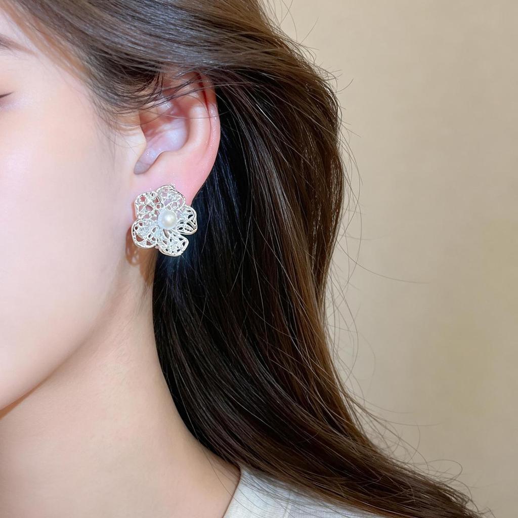 18K Gold-Plated Zircon Flower Pearl Ear Cuff - Elegant and Stylish Light Luxury Earrings