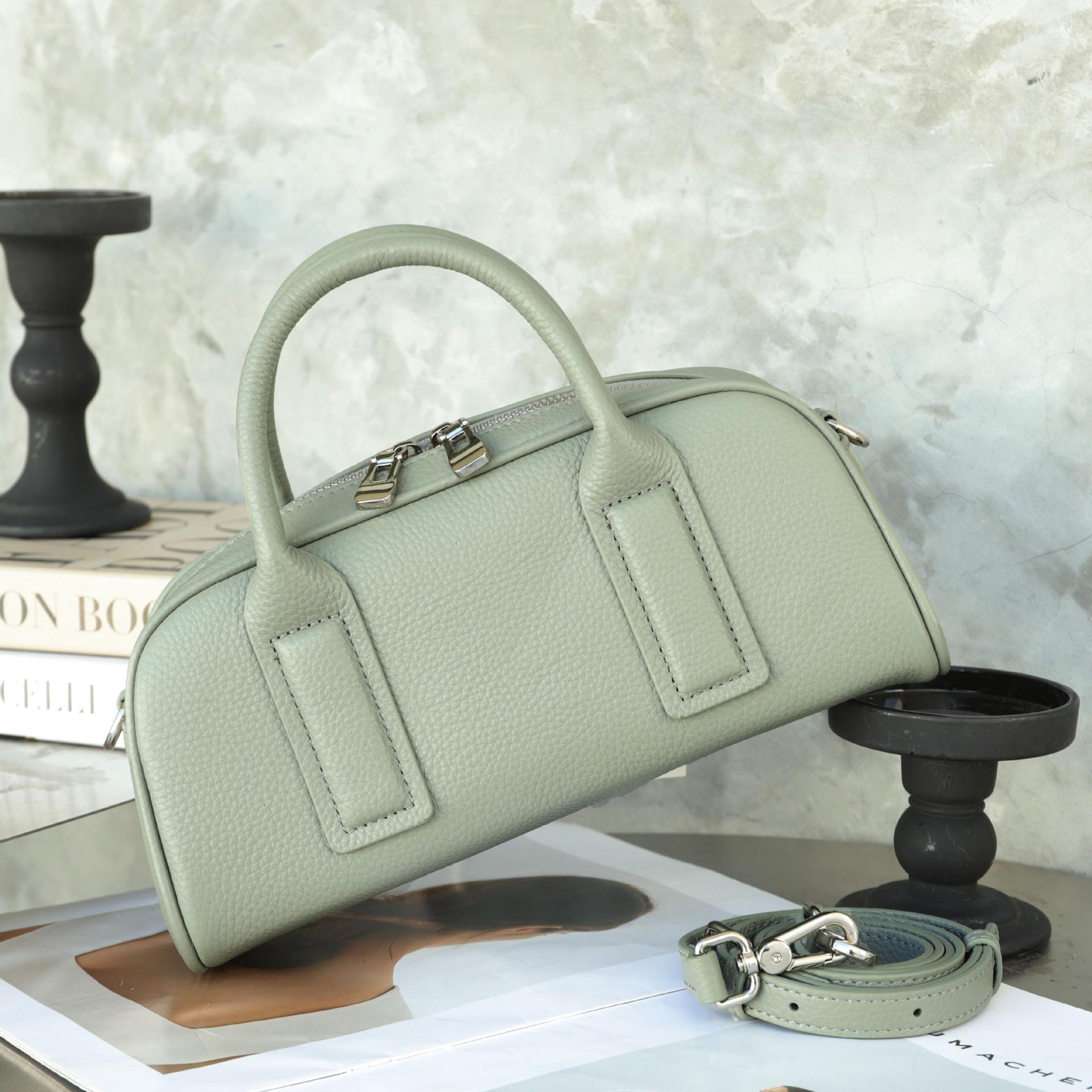 

Vintage-Inspired Genuine Leather Women s Bowling Handbag: Fashionable and Chic Shoulder Bag 27cm x 9.5cm x 12cm