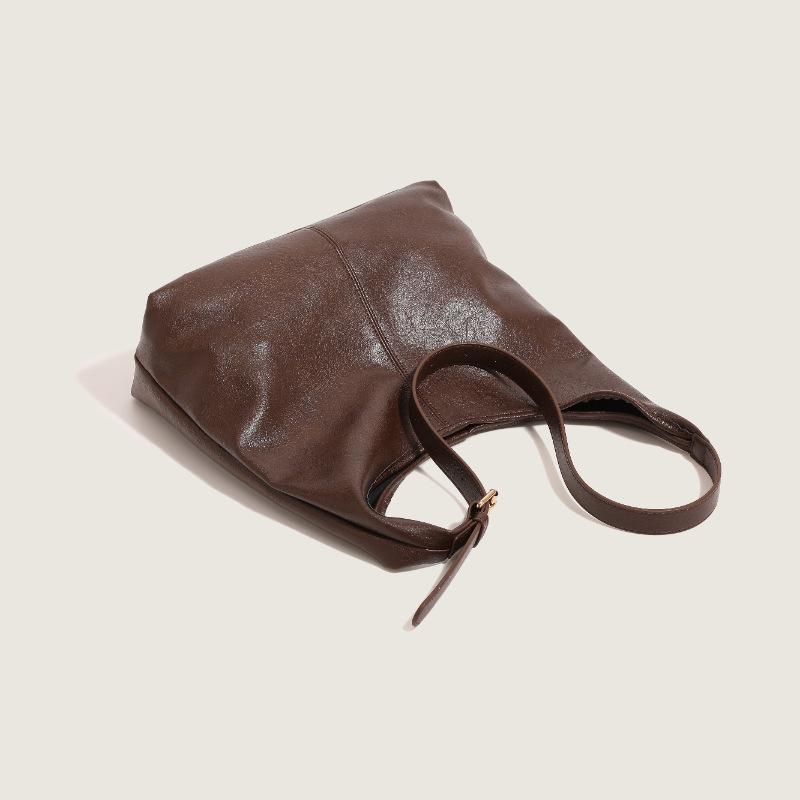 Korean Style Trendy Tote Bag: Large Capacity, Versatile Casual Commuter Bag for Women, Simple Retro Underarm Design, Mother-and-Child Friendly.