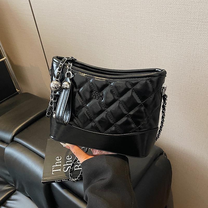 

Bread puppy mashed taro Bobo rhombus stray bag women s chain bag shoulder messenger bag No specification чёрный