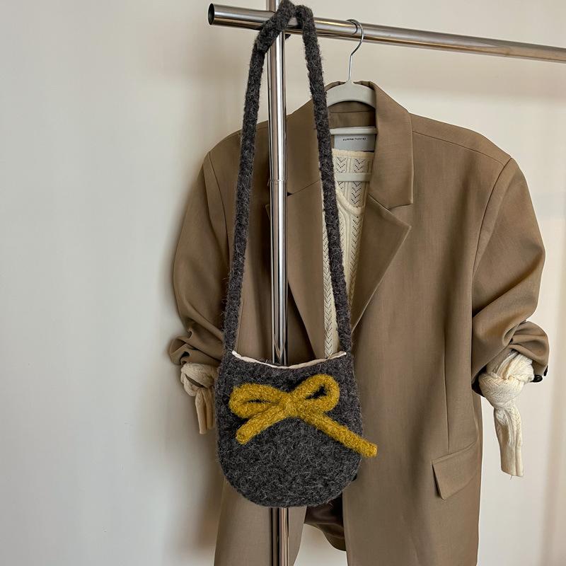 Korean spring new fashion niche design large-capacity student foreign style bucket bag women's shoulder trend oblique span bag