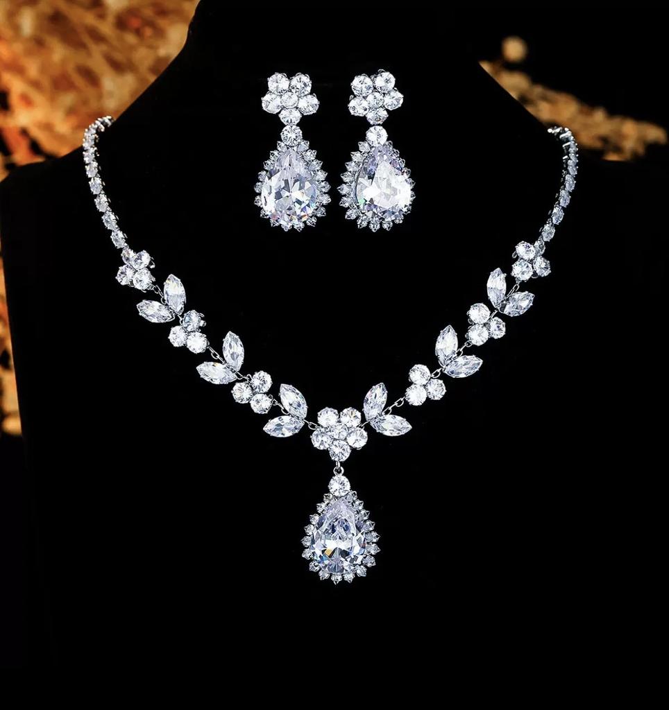 A Set of Classic Fashion Claw Chains Gold Plated Alloy Necklaces Tassels Earrings and Bracelets for Lady