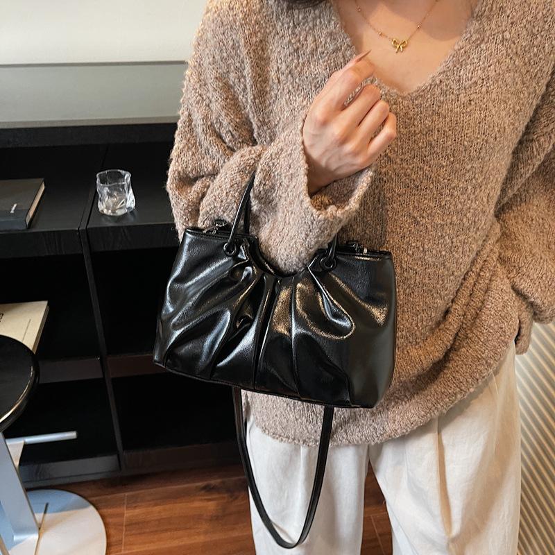High-end niche bag women's autumn and winter 2025 new retro soft leather messenger bag women's hand-held pleated bucket bag