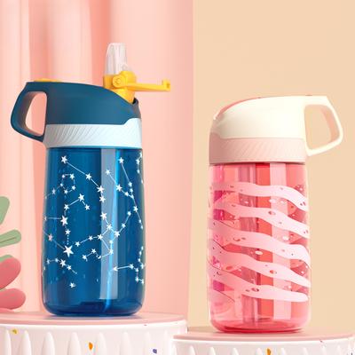 Bicchieri di plastica Pct importati con cannucce per ragazzi e ragazze.