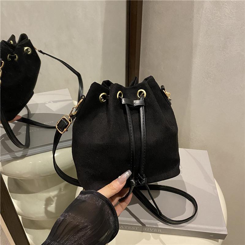 Eine Nischen-Beuteltasche mit Kordelzug, Eine vielseitige Umhängetasche